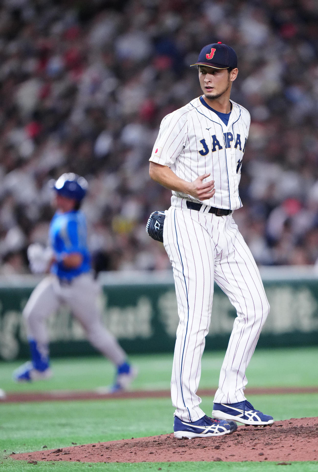 日本対イタリア　8回表イタリア1死、Do・フレッチャー（後方）にソロ本塁打を浴びるダルビッシュ（撮影・江口和貴）