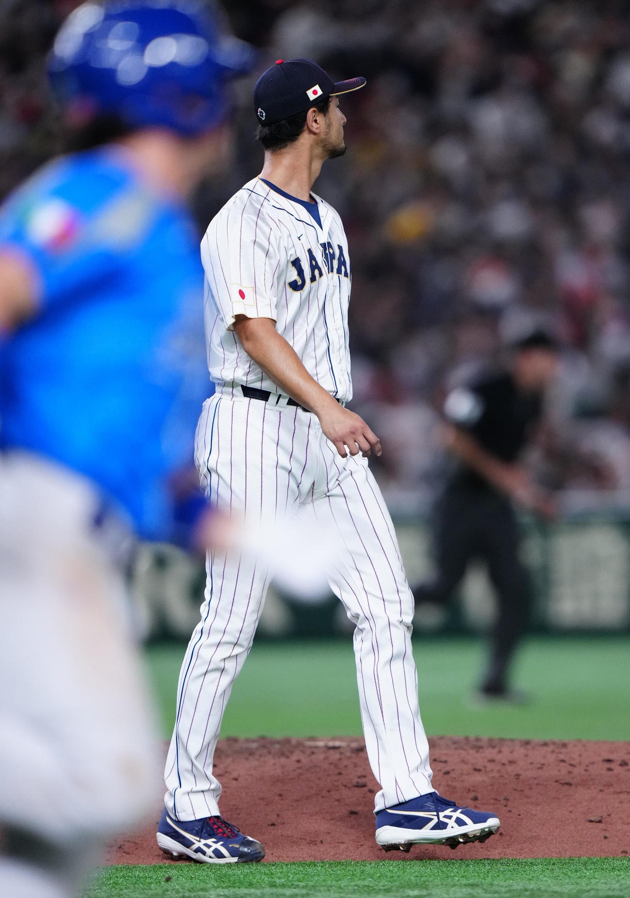 日本対イタリア　8回表イタリア1死、Do・フレッチャー（手前）にソロ本塁打を浴びるダルビッシュ（撮影・江口和貴）
