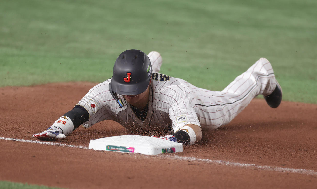 日本対イタリア　7回裏日本無死一、二塁、牧の右邪飛でタッチアップし、三塁にヘッドスライディングする二走村上（撮影・前田充）