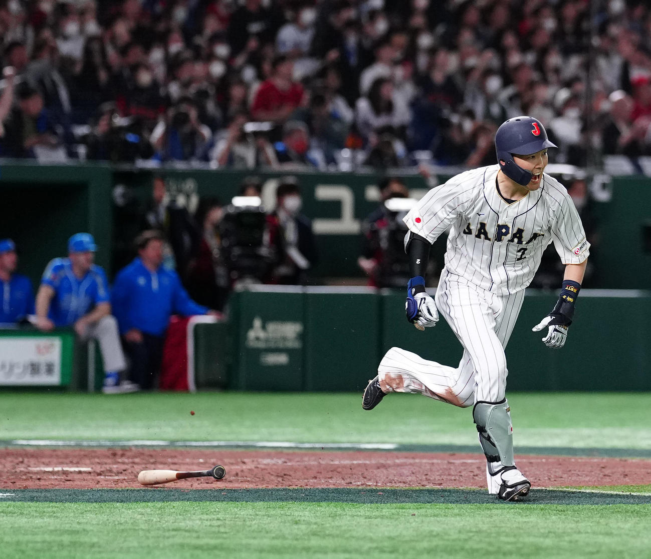日本対イタリア　7回裏日本1死一、三塁、右前適時打を放つ源田（撮影・江口和貴）