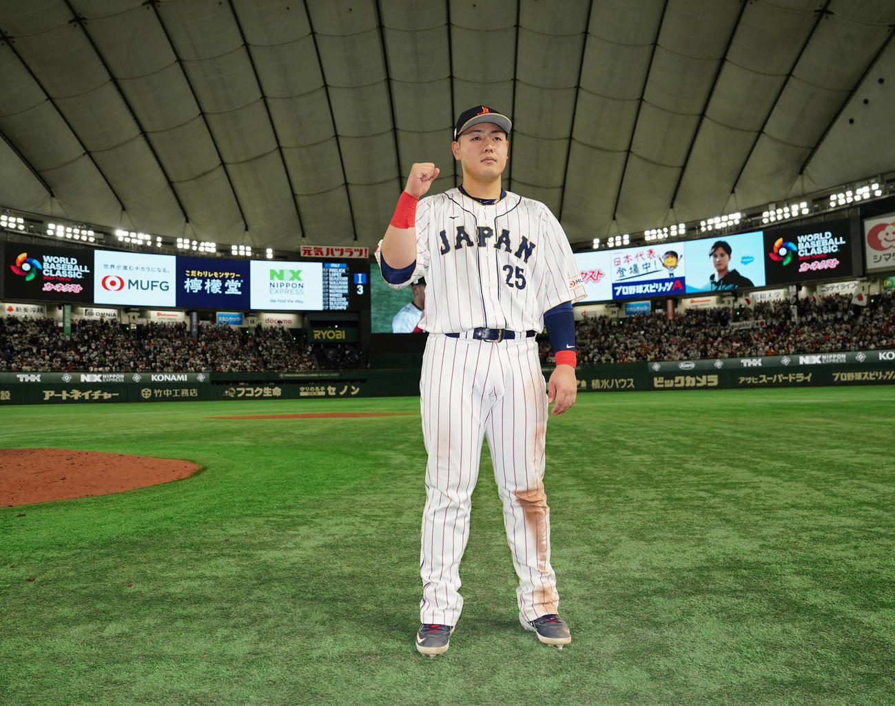 日本対イタリア　試合後、インタビューを受け、ガッツポーズの岡本（撮影・江口和貴）