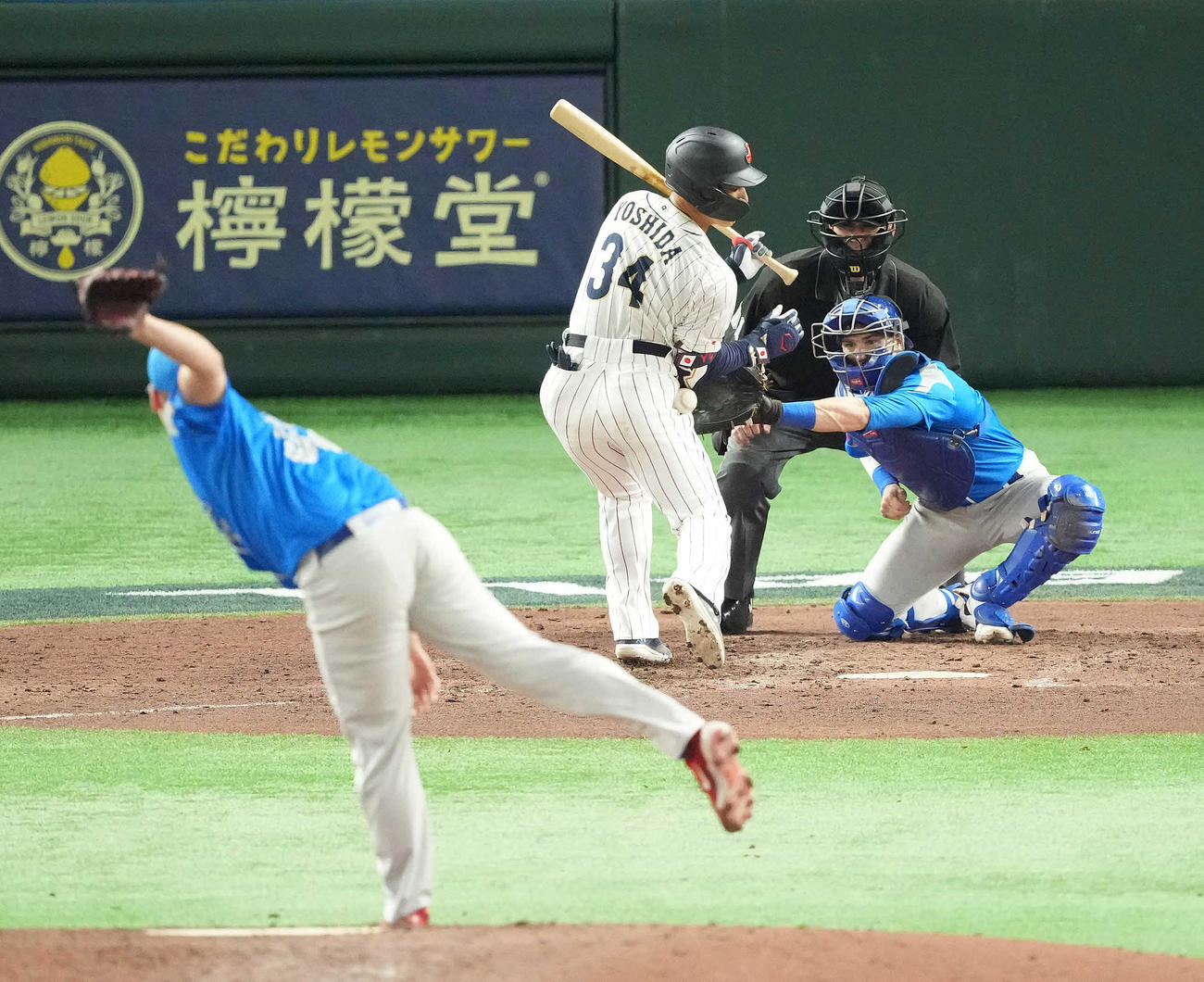 日本対イタリア　5回裏日本無死一塁、死球を受ける吉田。投手ニトリ（撮影・鈴木みどり）