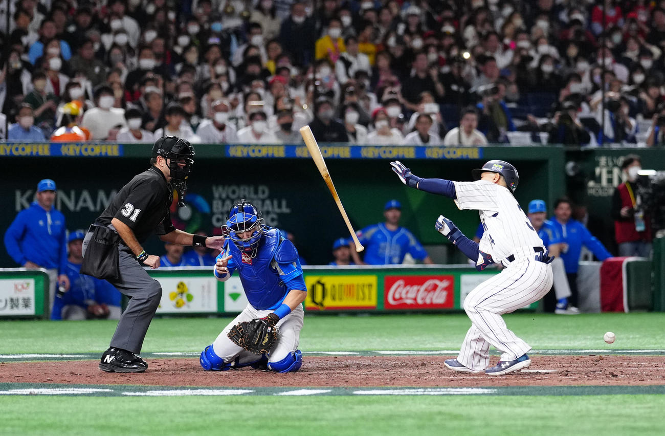 日本対イタリア　5回裏日本無死一塁、死球を受ける吉田（撮影・江口和貴）