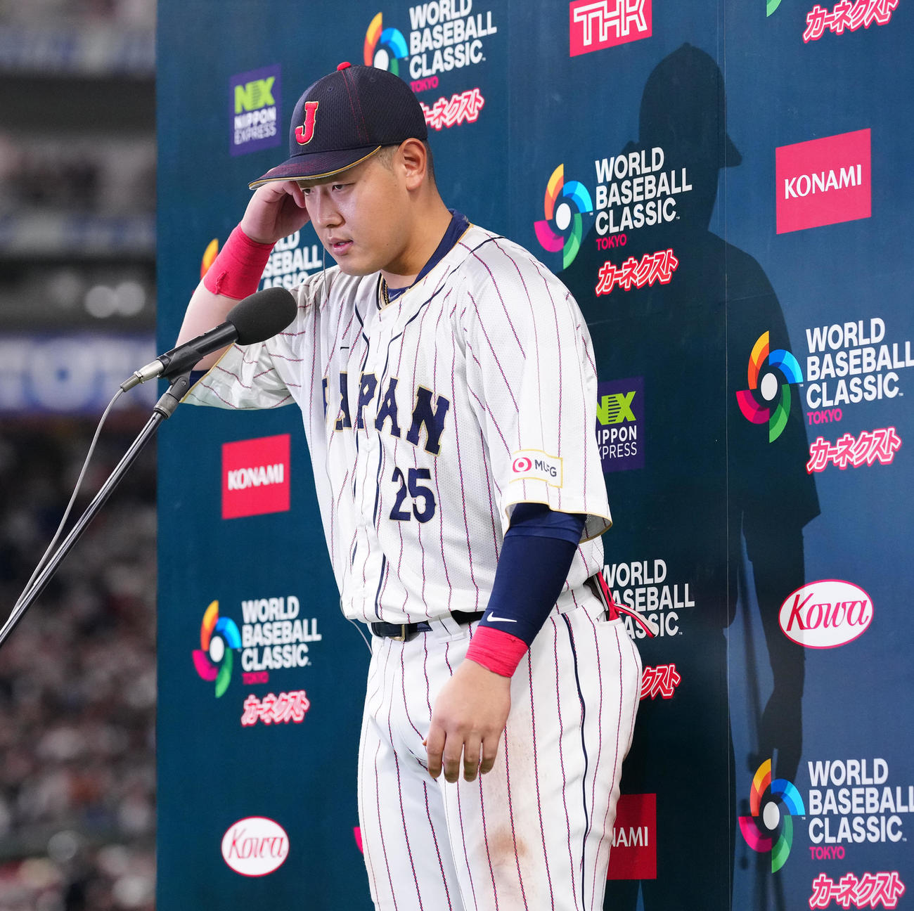 日本対イタリア　試合後、インタビューを受ける岡本（撮影・江口和貴）