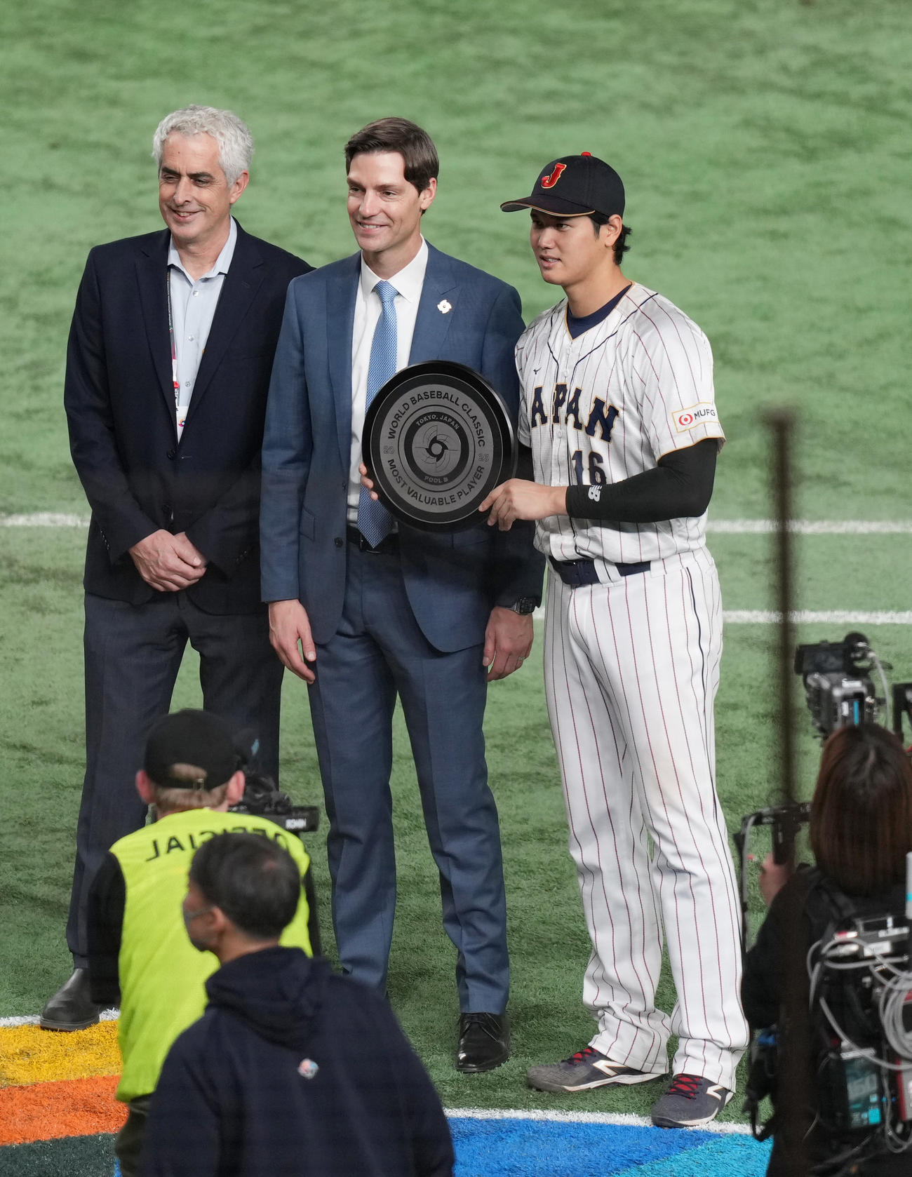日本対イタリア　試合後、東京ラウンドMVPとなり、表彰される大谷（右）（撮影・狩俣裕三）