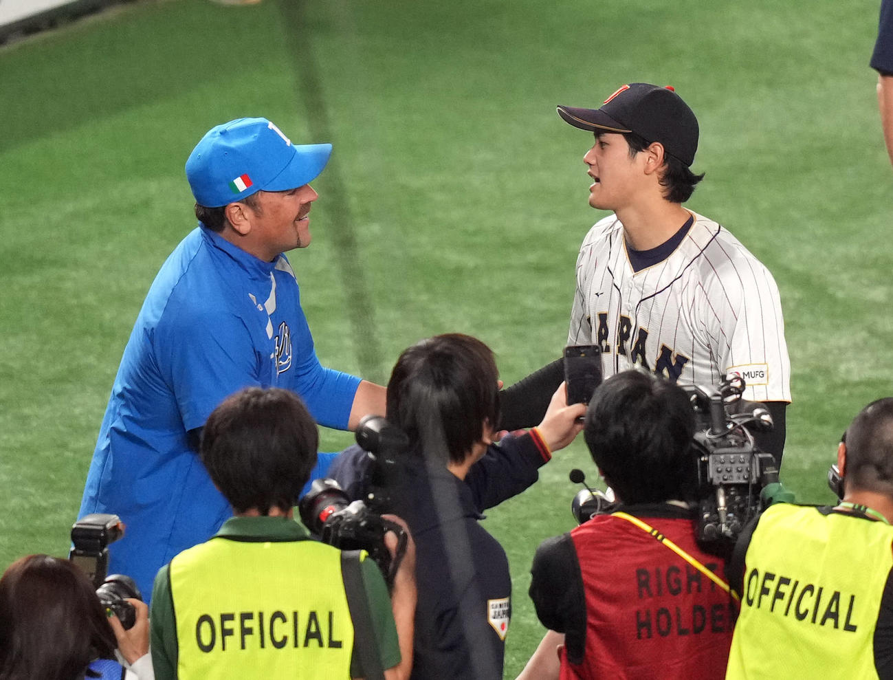 日本対イタリア　試合後、ピアザ監督（左）と言葉を交わす大谷（撮影・狩俣裕三）