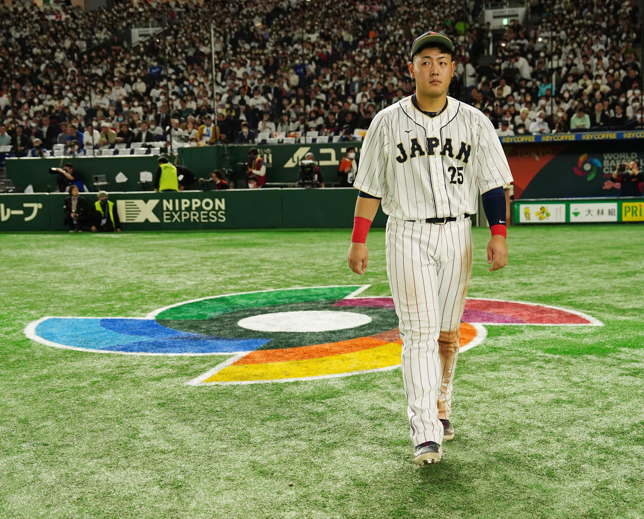 日本対イタリア　試合後、インタビューに向かう岡本（撮影・江口和貴）