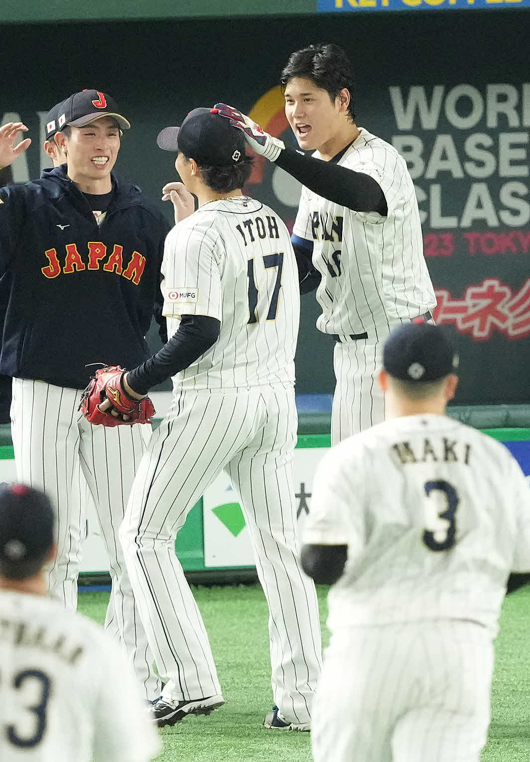 日本対イタリア　5回表を終え、ベンチへ戻る伊藤（中央）の頭をなでる大谷（右）（撮影・鈴木みどり）