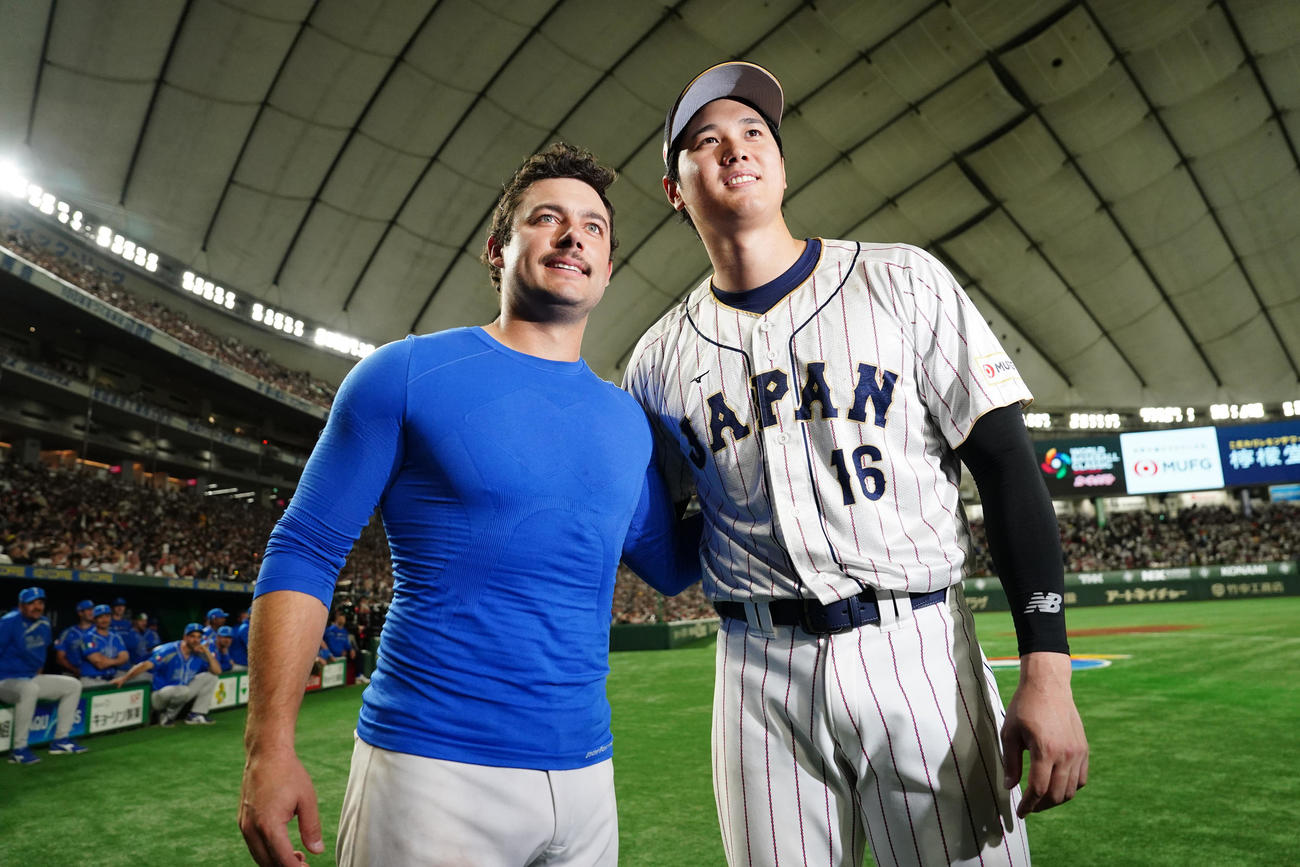 日本対イタリア　試合後、イタリア代表Da・フレッチャー（左）と写真に納まる大谷（撮影・江口和貴）