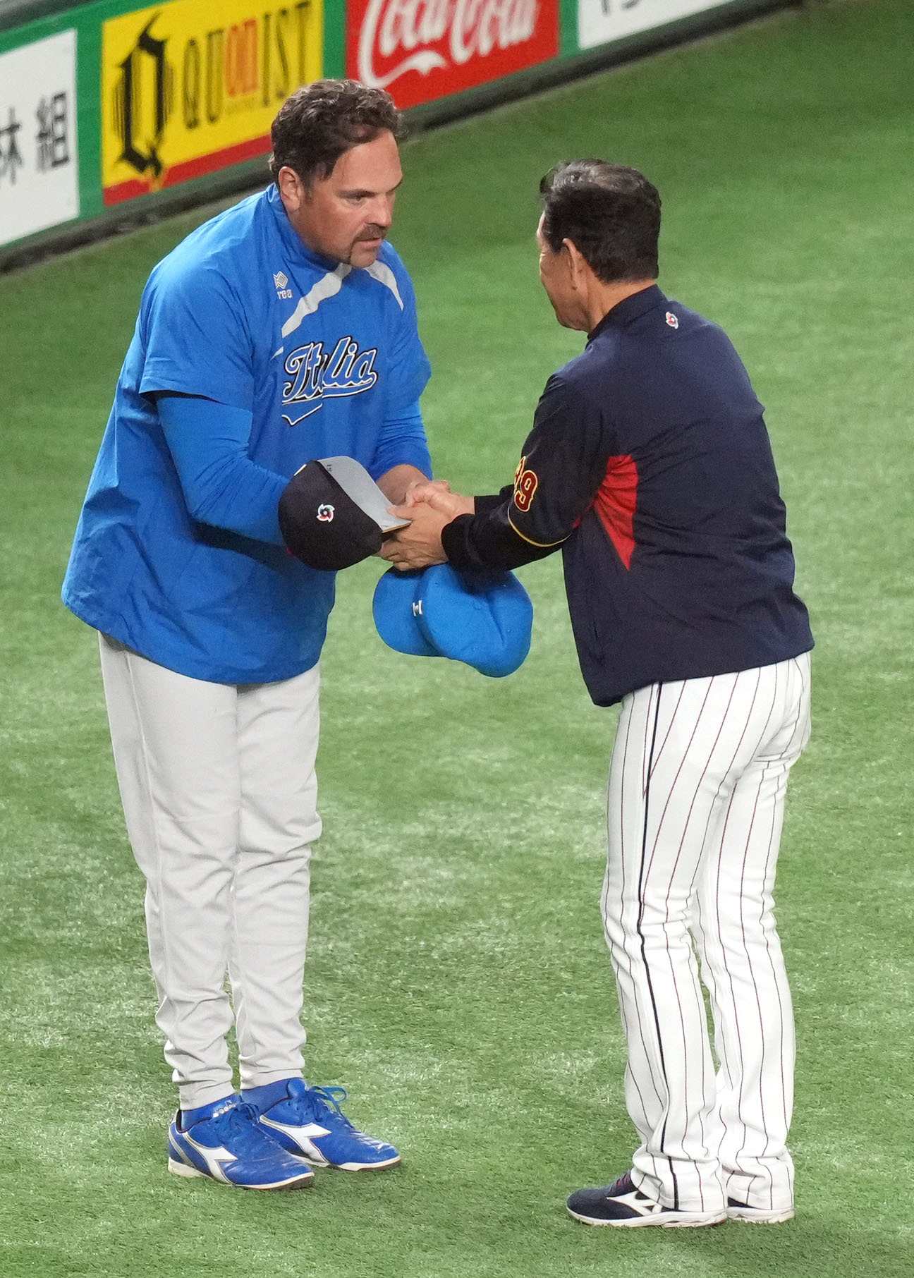 日本対イタリア　試合後、握手を交わすピアザ監督（左）と栗山監督（撮影・狩俣裕三）