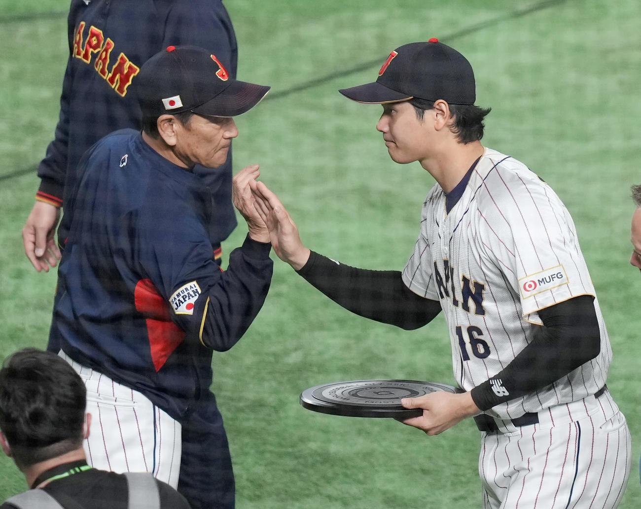 日本対イタリア　準決勝進出を決め、栗山監督（左）とタッチを交わす大谷（撮影・狩俣裕三）