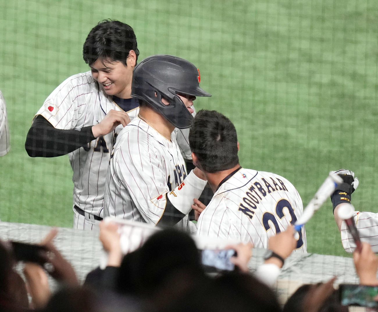 日本対イタリア　5回裏日本無死二、三塁、岡本の2点適時二塁打で生還した村上（中央）を迎える大谷（撮影・狩俣裕三）