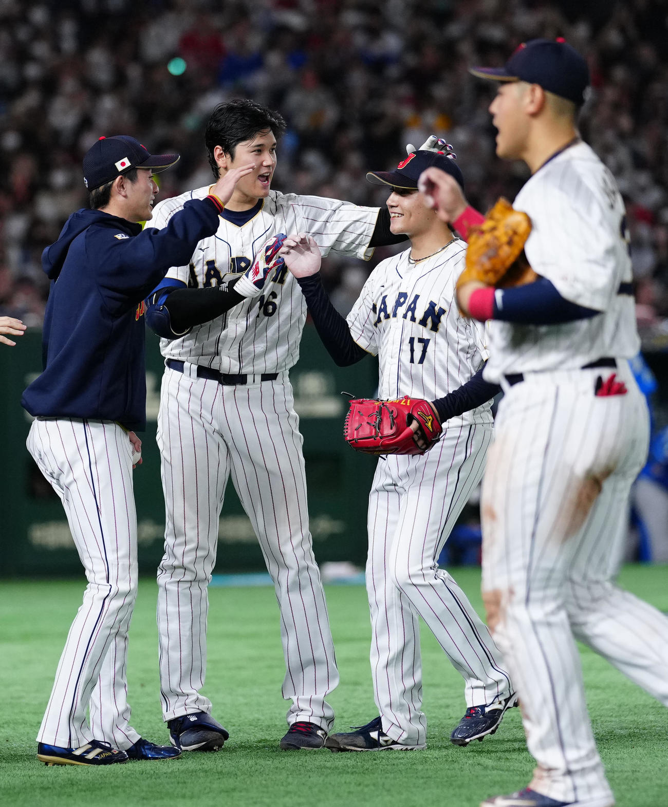 日本対イタリア　5回表終了後、日本2番手の伊藤（中央右）を出迎える大谷。左は周東（撮影・江口和貴）
