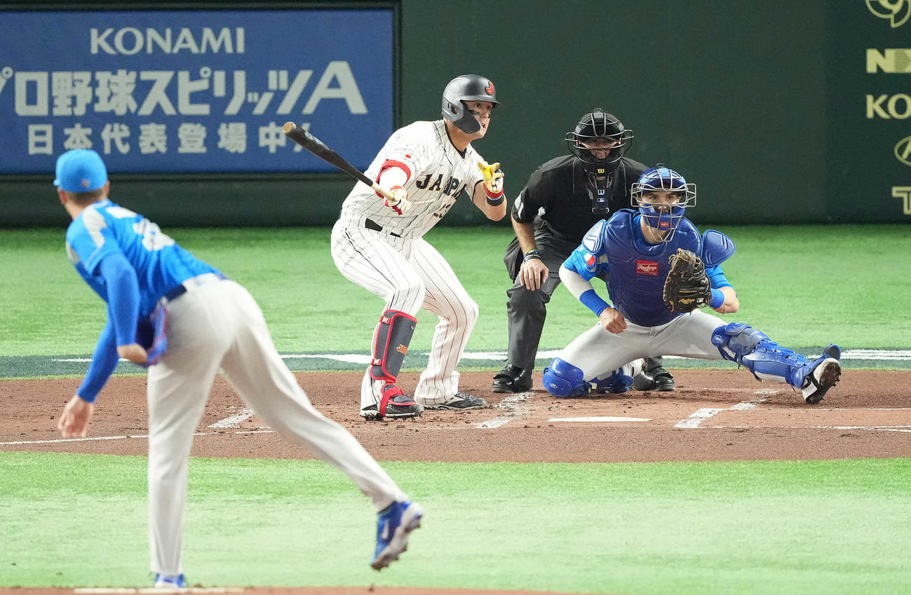 日本対イタリア　1回裏日本無死、左前打を放つヌートバー。投手ラカステラニ（撮影・鈴木みどり）