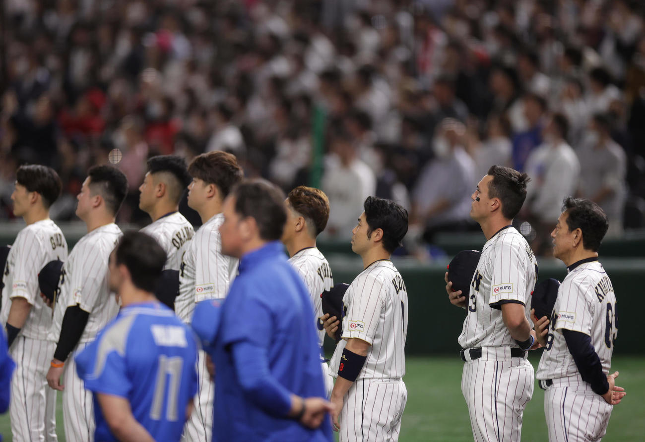 日本対イタリア　帽子を胸に当て君が代を聞く栗山監督（右端）、ヌートバー（同2人目）ら日本ナイン（撮影・前田充）