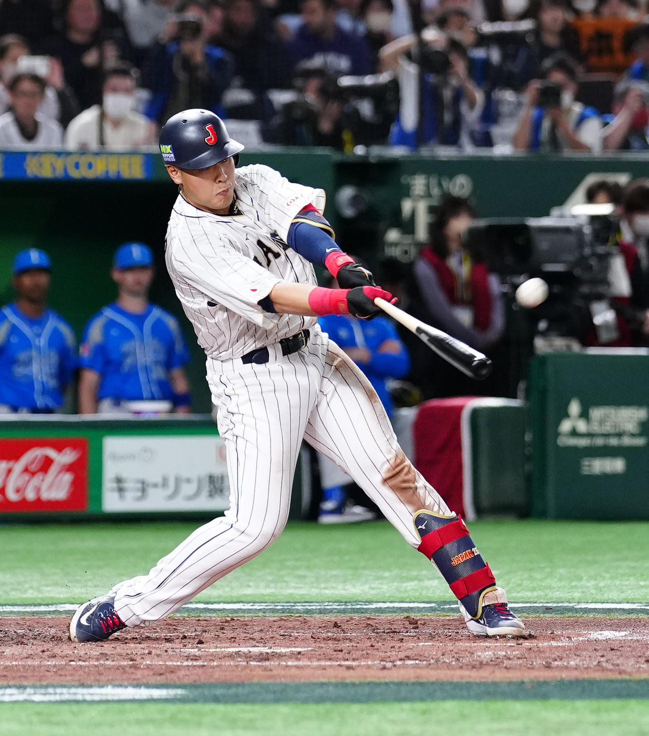 日本対イタリア　3回裏日本2死一、二塁、左越え3点本塁打を放つ岡本（撮影・江口和貴）