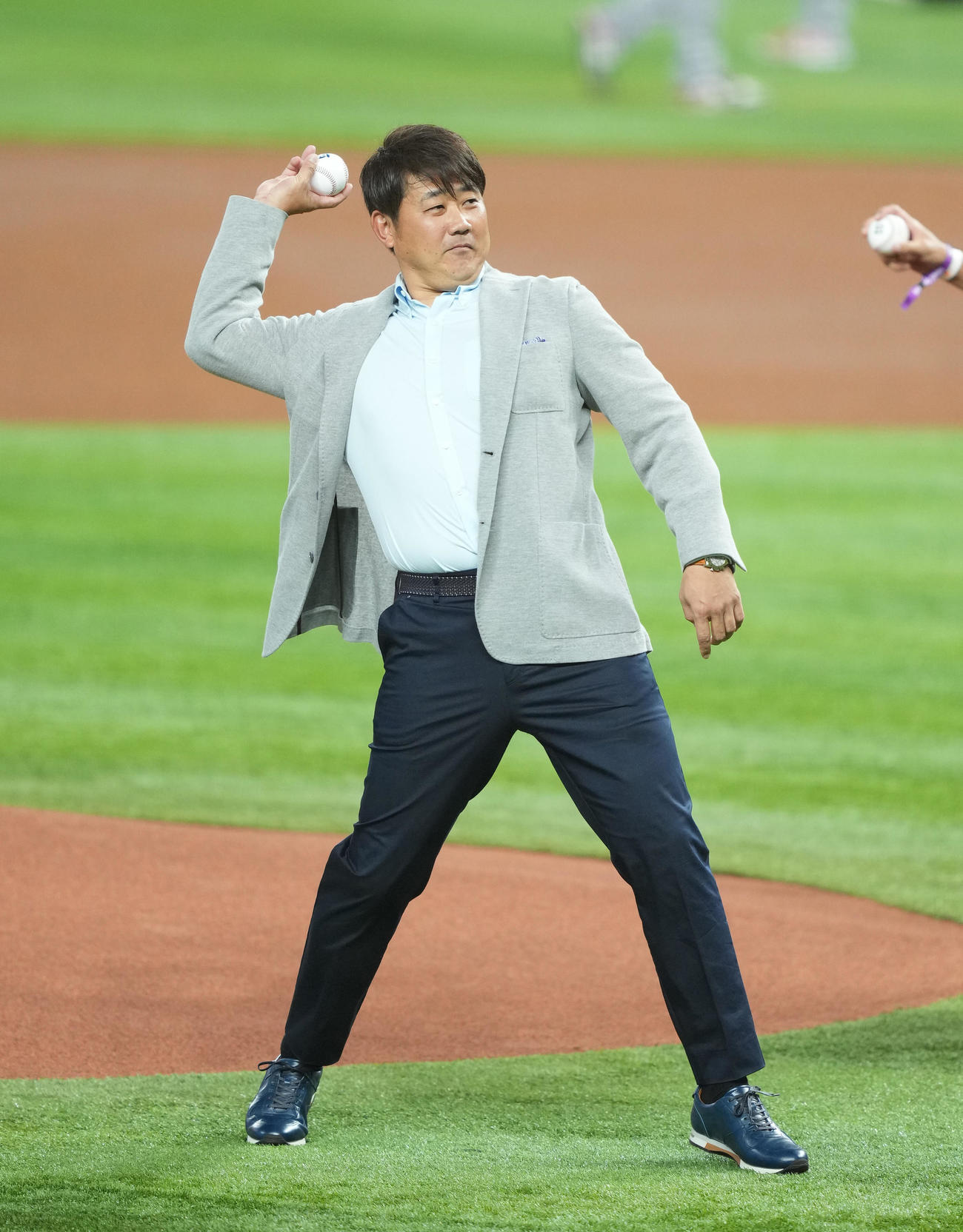 日本対メキシコ　始球式を務める松坂氏（撮影・菅敏）