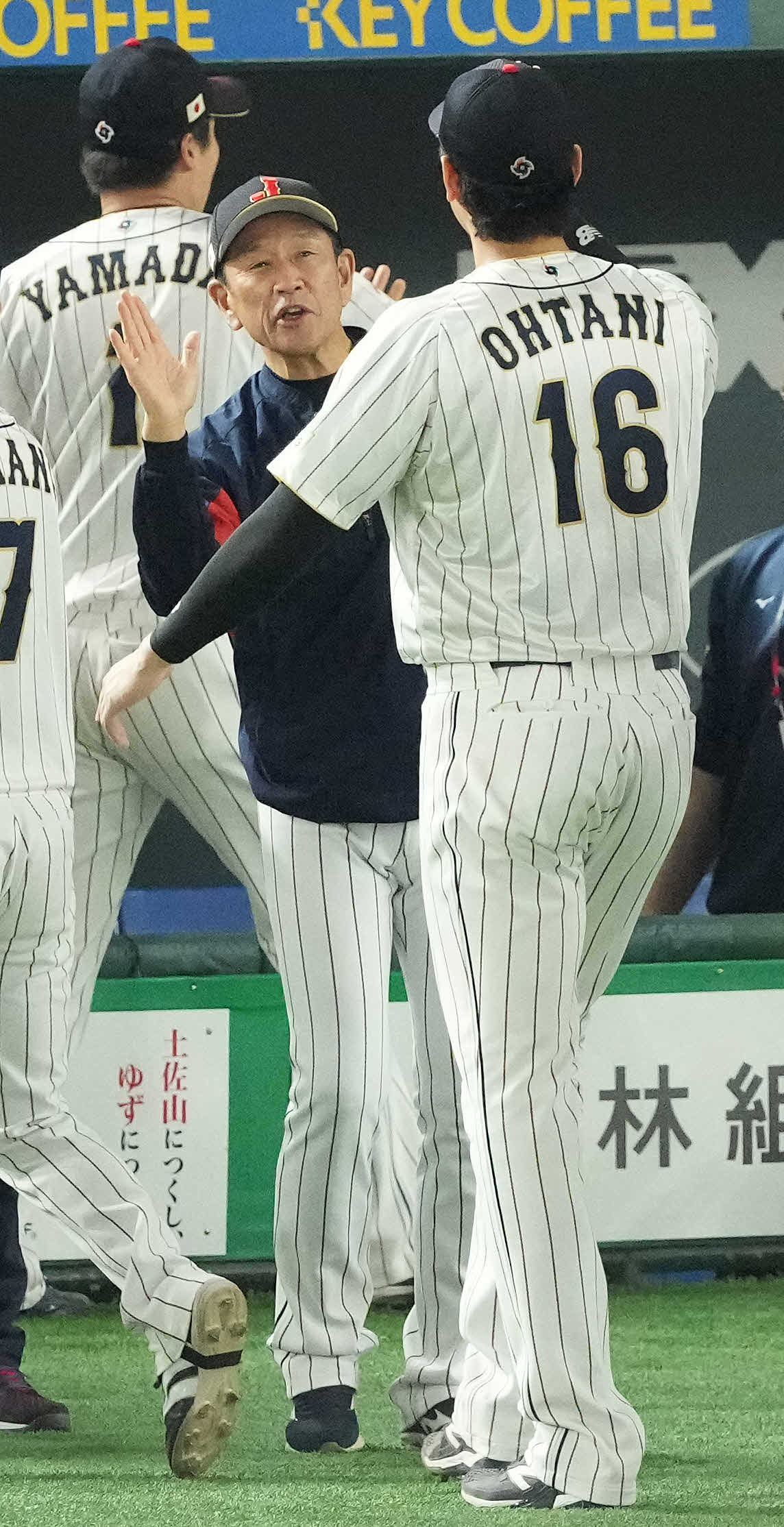 日本対イタリア　イタリアに勝利し準決勝進出を決め、大谷（右）を迎える栗山監督（撮影・鈴木みどり）