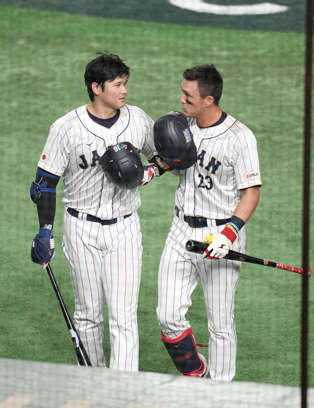 日本対イタリア　4回裏日本1死一塁、空振り三振に倒れたヌートバー（右）と話をする大谷（撮影・狩俣裕三）