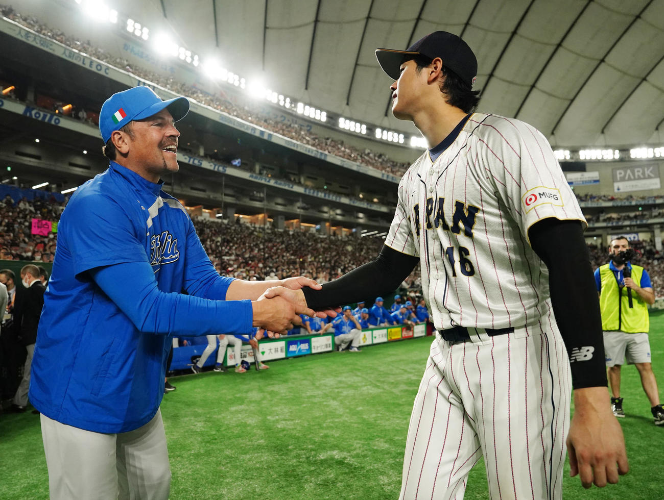 日本対イタリア　試合後、イタリア代表ピアザ監督（左）と握手を交わす大谷（撮影・江口和貴）