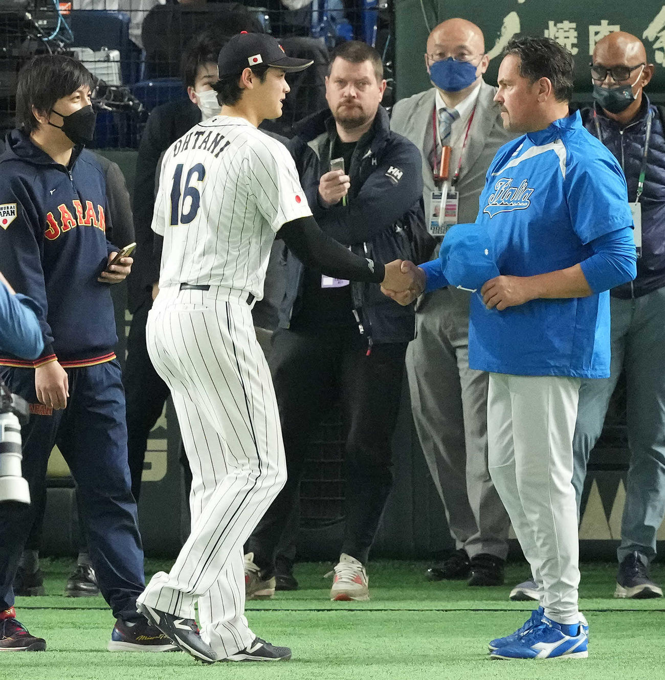 日本対イタリア　試合後、握手を交わす大谷とイタリアのピアザ監督（右手前）（撮影・鈴木みどり）