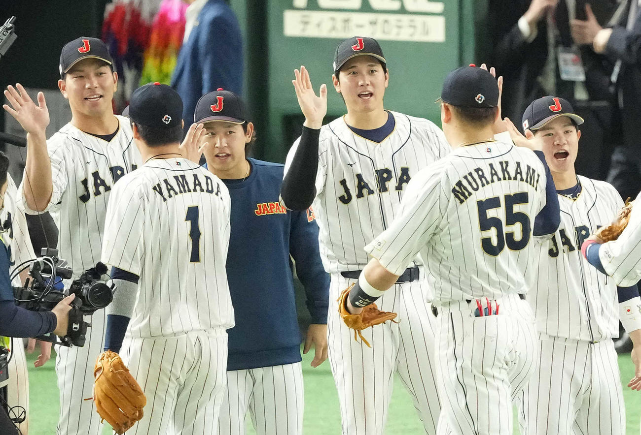 日本対イタリア　イタリアに勝利し準決勝進出を決め、ナインを迎える大谷（中央）（撮影・鈴木みどり）