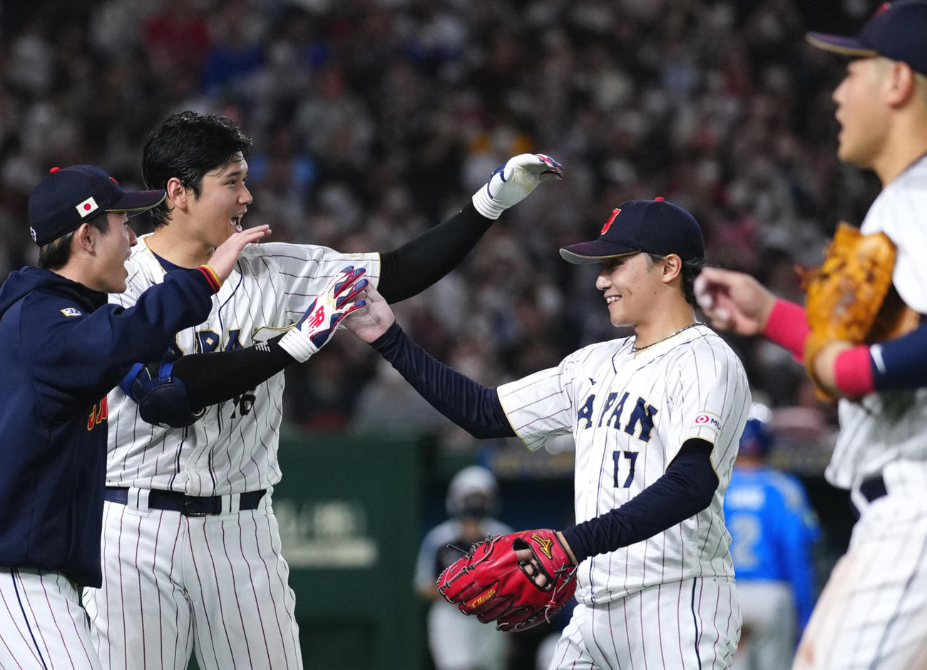 日本対イタリア　5回表終了後、大谷（左から2人目）に出迎えられる伊藤（撮影・江口和貴）