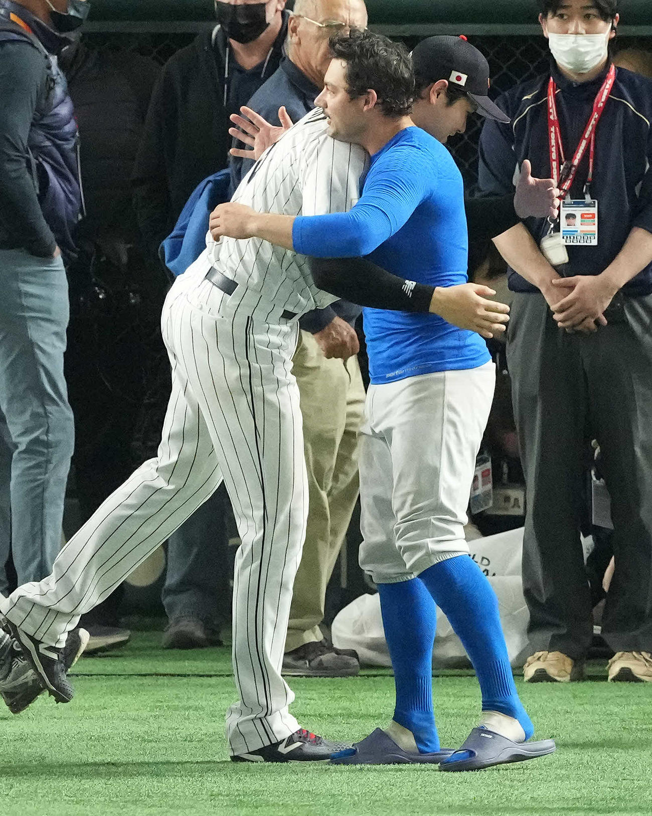 日本対イタリア　試合後、Da・フレッチャー（右）とハグする大谷（撮影・鈴木みどり）
