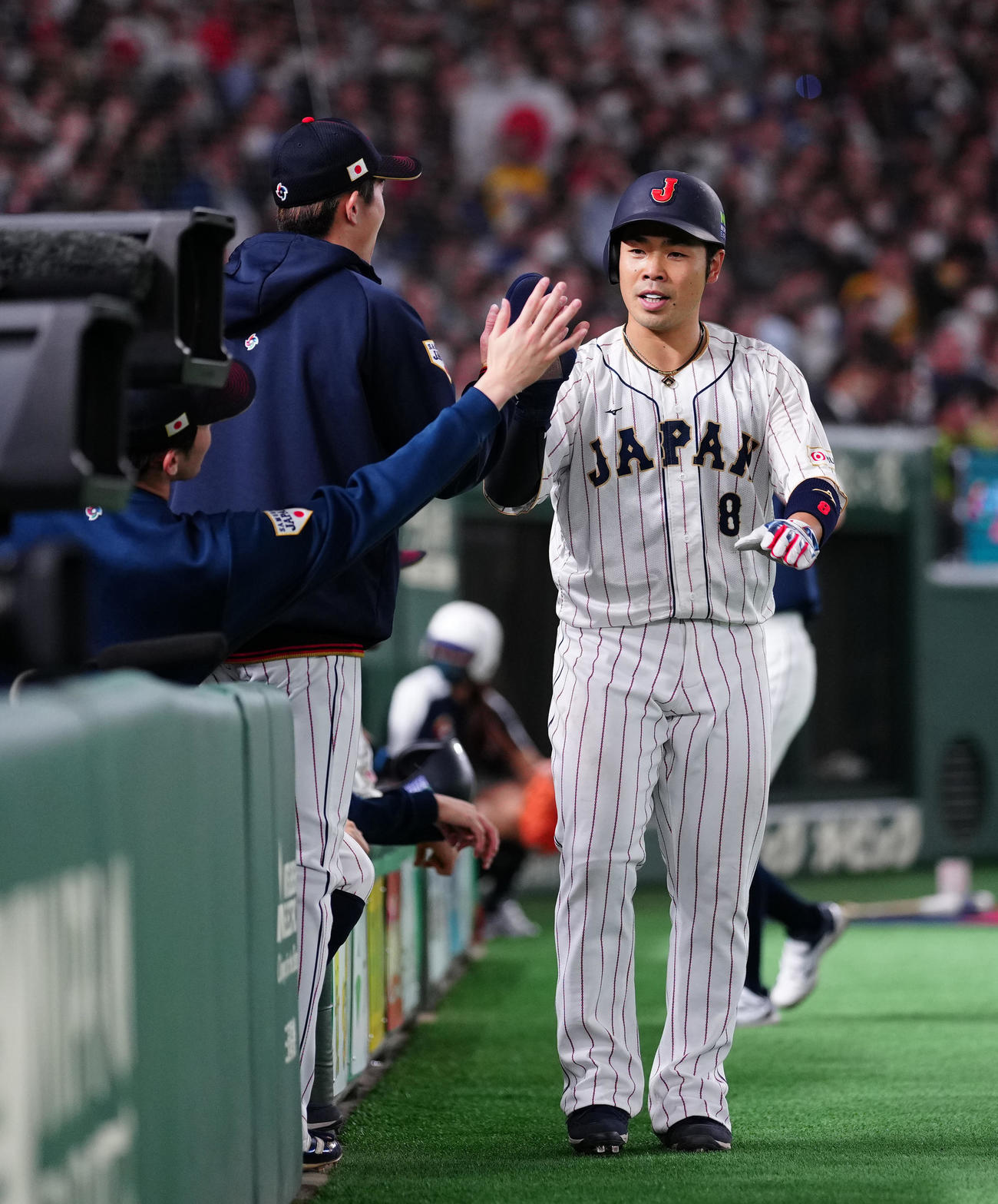 日本対イタリア　3回裏日本1死一、三塁、吉田の遊ゴロの間に生還し、タッチを交わす近藤（撮影・江口和貴）