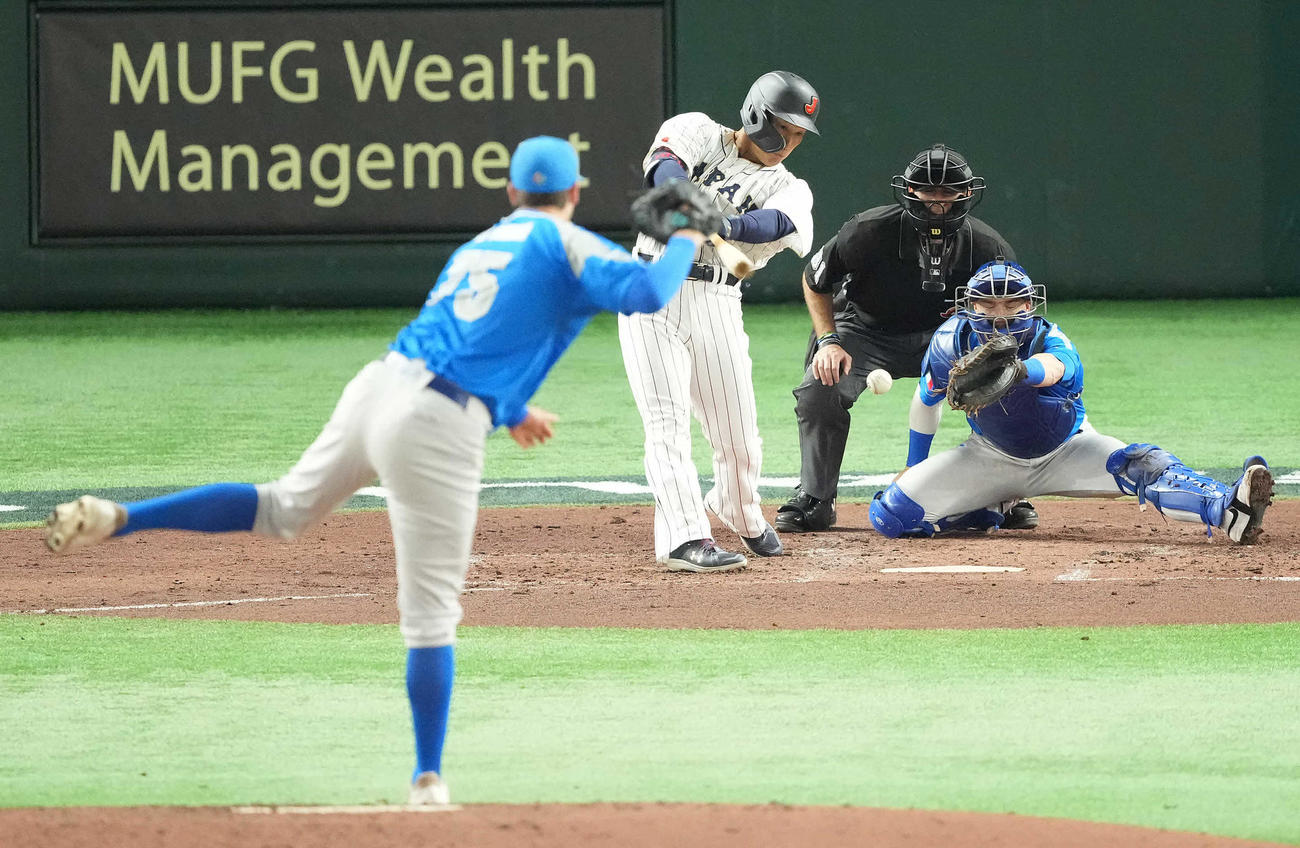 日本対イタリア　3回裏日本1死一、三塁、吉田の遊ゴロの間に三塁走者近藤が生還し日本が先制。投手ラソーサ（撮影・鈴木みどり）