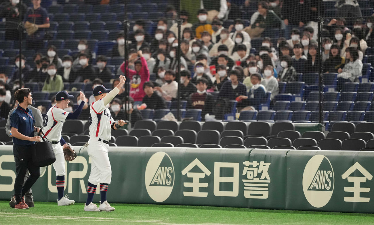 チェコ対オーストラリア　試合前、ファンサービスするチェコのジーマ（右）とクビツァ（23年3月13日撮影）