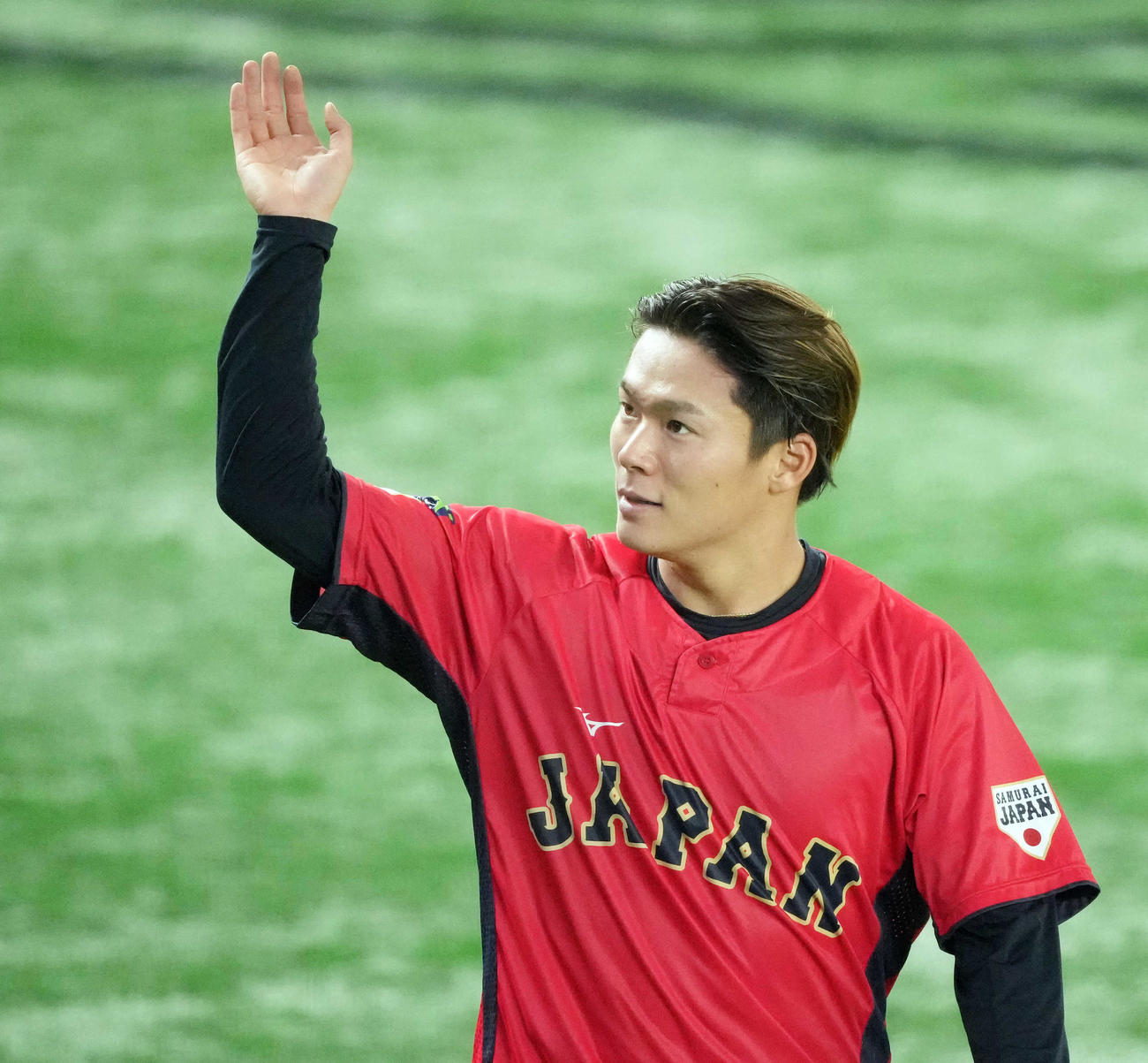 日本対イタリア　試合前練習でファンに手を振る山本由伸（2023年3月16日撮影）