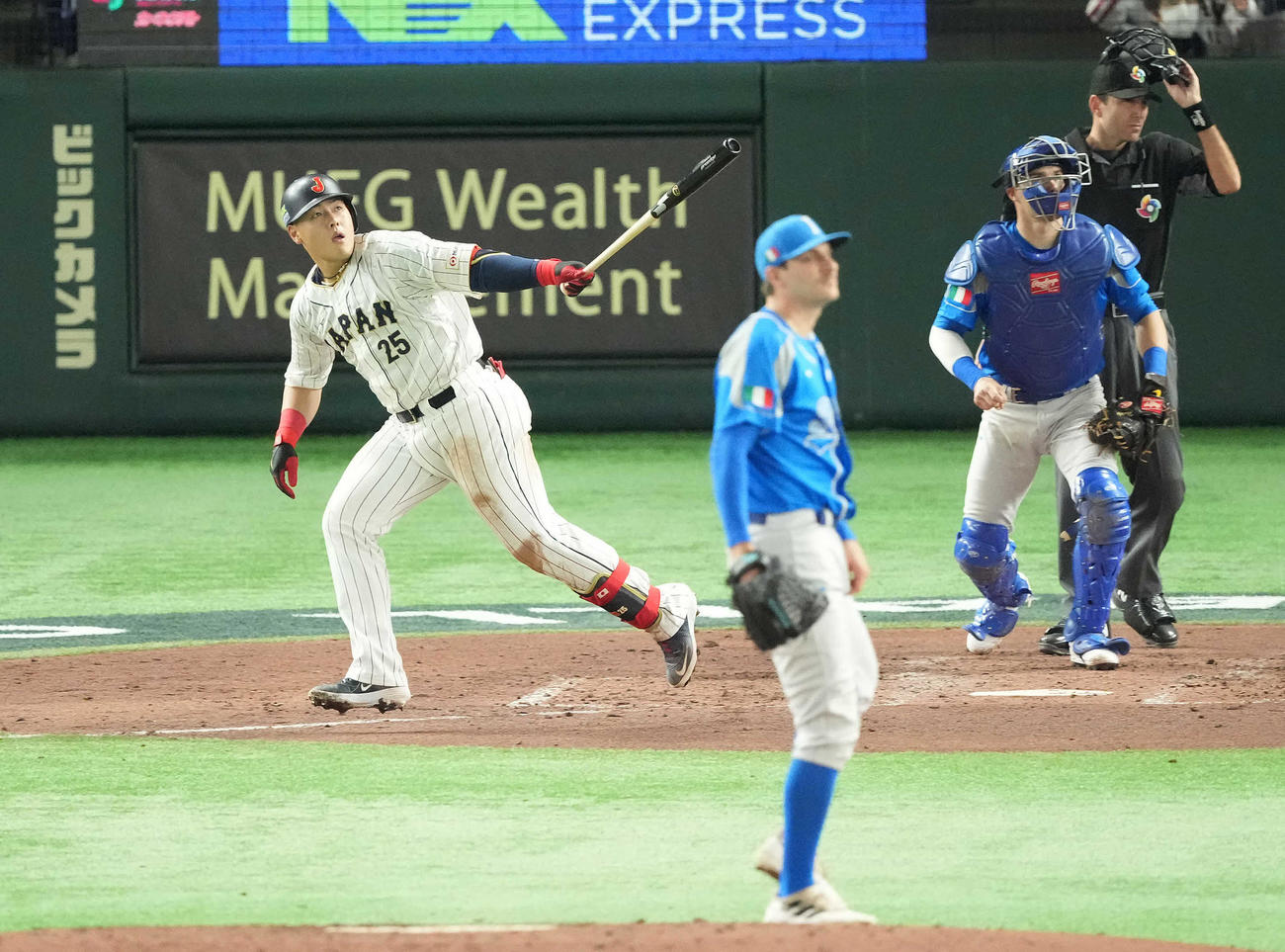 日本対イタリア　3回裏日本2死一、二塁、左越え3点本塁打を放つ岡本。投手ラソーサ（撮影・鈴木みどり）