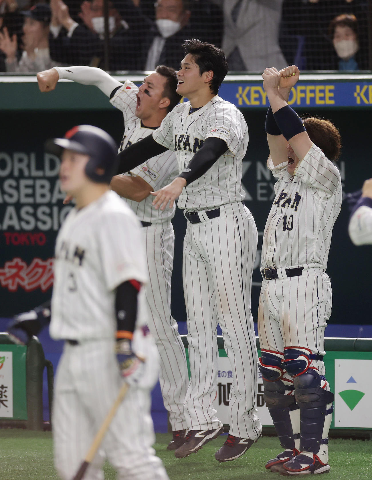 日本対イタリア　5回裏日本無死二、三塁、岡本が2点適時二塁打を放ち、飛び跳ねて喜ぶ大谷（中央）ら（撮影・前田充）