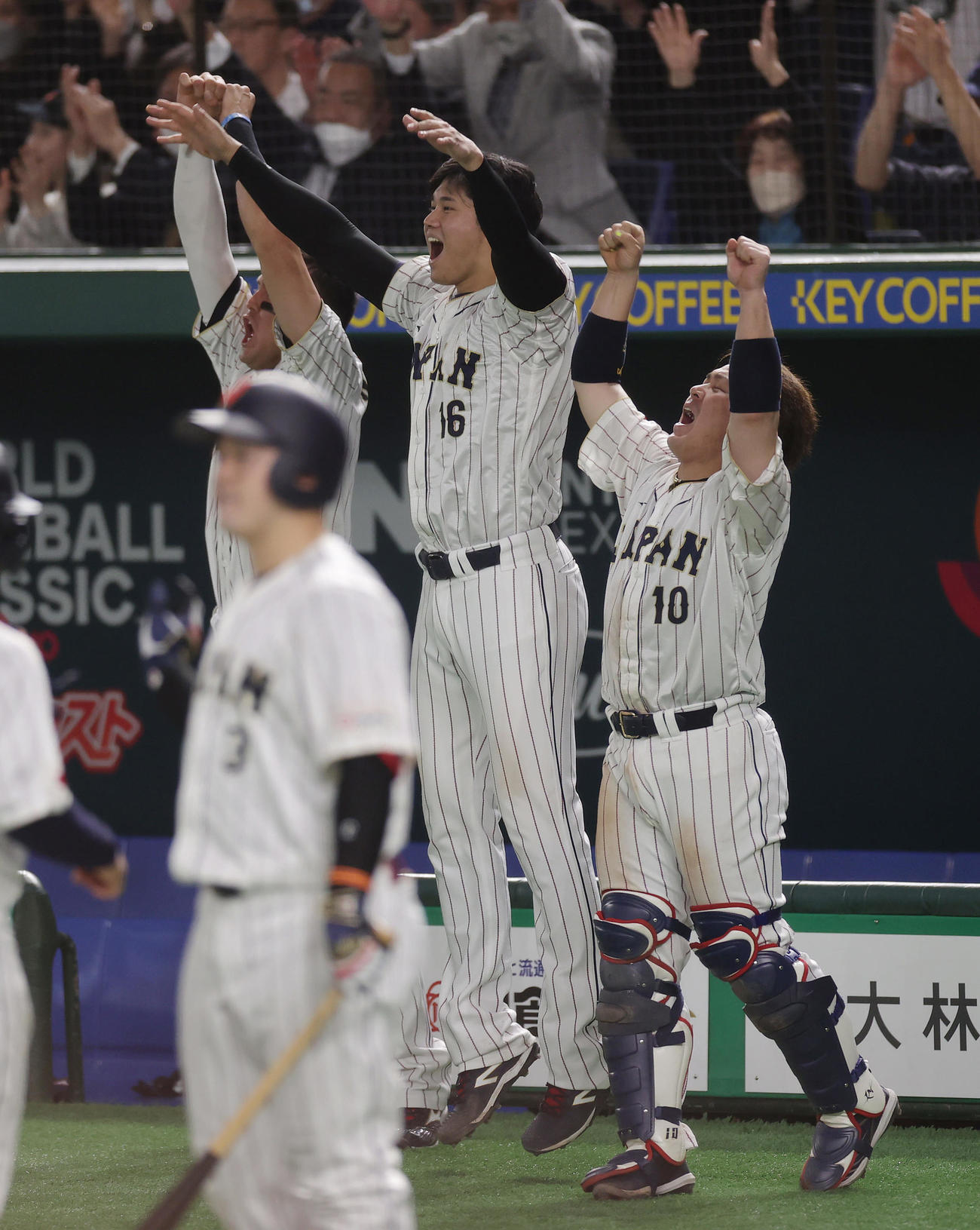 日本対イタリア　5回裏日本無死二、三塁、岡本が2点適時二塁打を放ち、飛び跳ねて喜ぶ大谷（中央）ら（撮影・前田充）