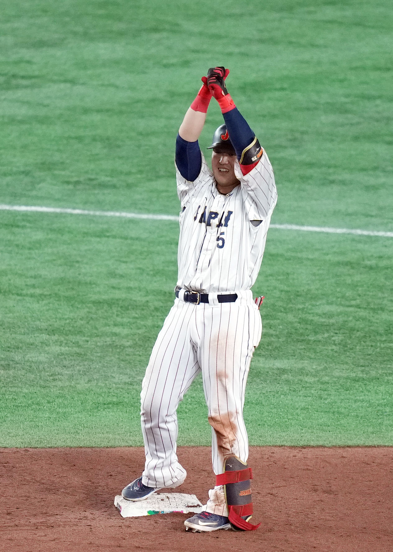 日本対イタリア　5回裏日本無死二、三塁、2点適時二塁打を放ち、ベンチに向かってペッパーミルパフォーマンスを決める岡本（撮影・狩俣裕三）