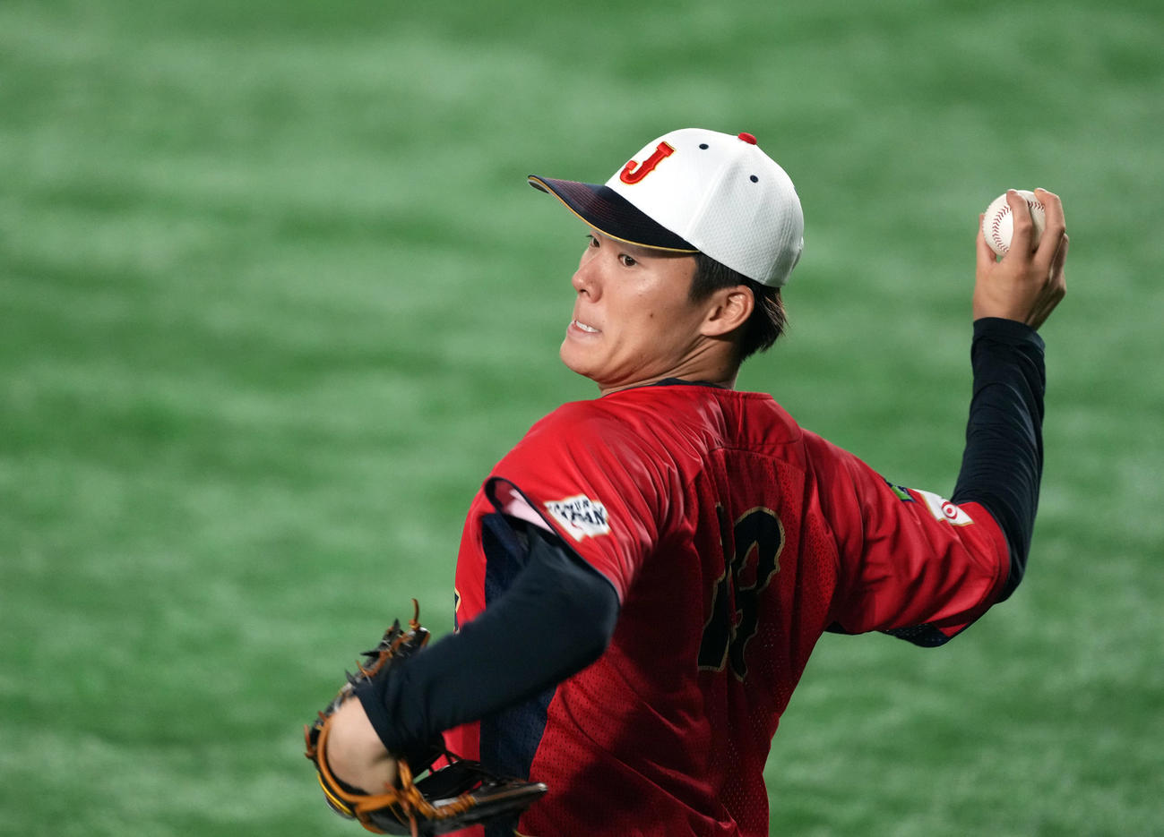 公式練習でキャッチボールをする山本由伸（2023年3月16日撮影）