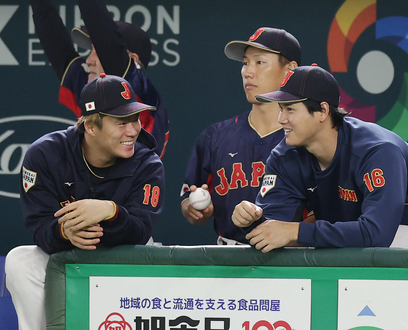 日本対オーストラリア　9回裏、ベンチで言葉を交わしながら試合を見守る山本（左）と大谷。中央は吉田（23年3月12日撮影）