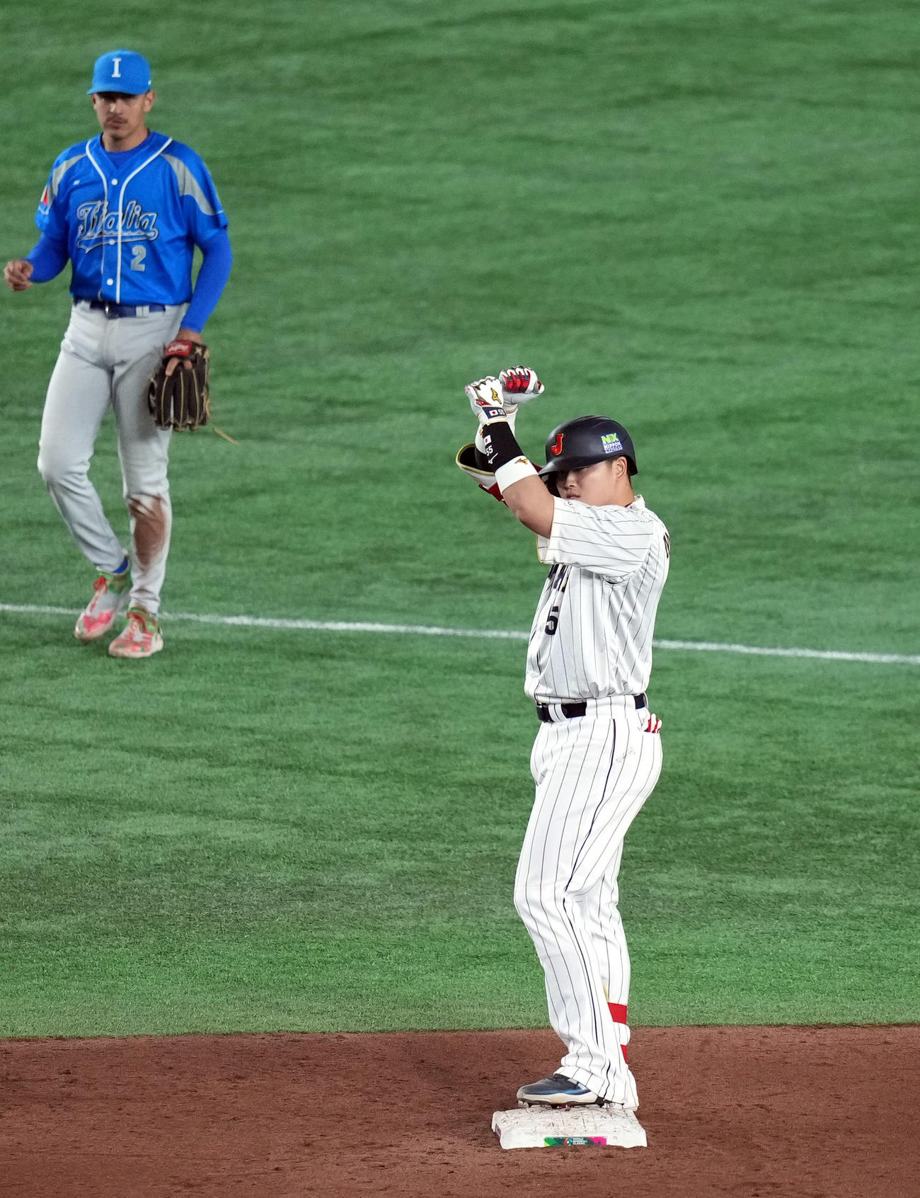 日本対イタリア　5回裏日本無死一、二塁、適時二塁打を放ち、ベンチに向かってペッパーミルパフォーマンス村上（撮影・狩俣裕三）