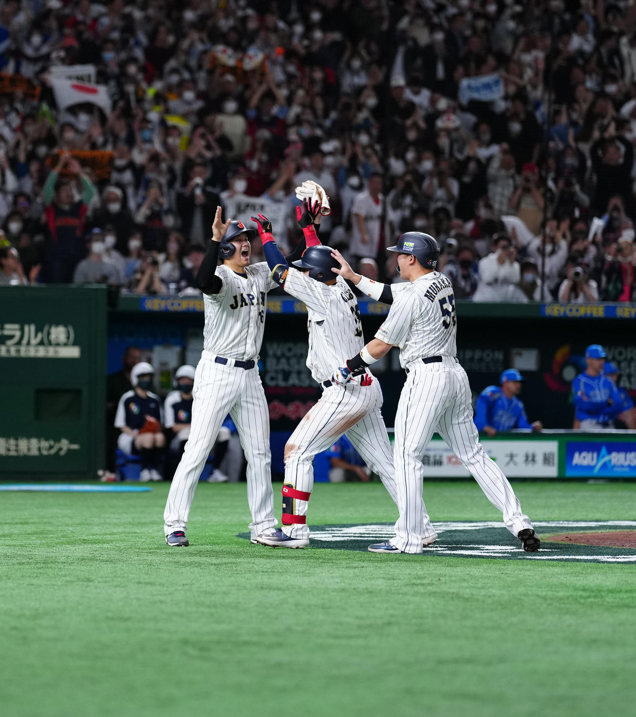日本対イタリア　3回裏日本2死一、二塁、3点本塁打を放った岡本（中央）は大谷（左）村上とハイタッチ（撮影・江口和貴）