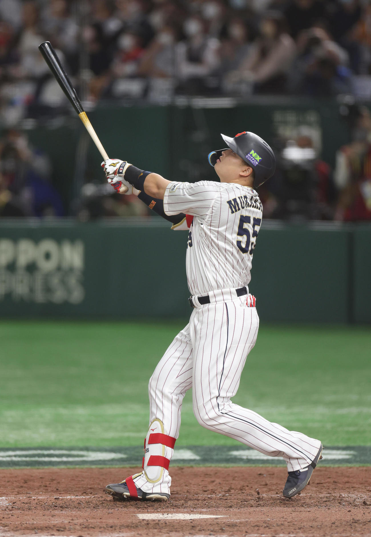 日本対韓国　6回裏日本無死満塁、左犠飛を放つ村上（撮影・前田充）