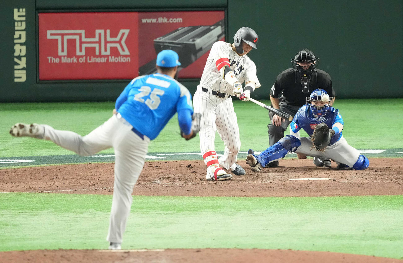日本対イタリア　7回裏日本無死、左二塁打を放つ村上。投手マルシアノ（撮影・鈴木みどり）