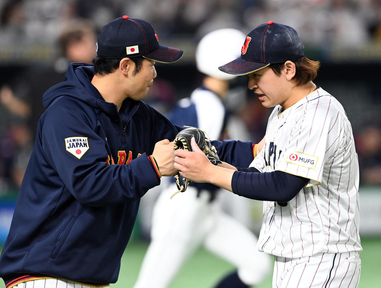 23年3月11日、日本対チェコ　5回からマウンドに上がり4回1失点の宮城。左は近藤