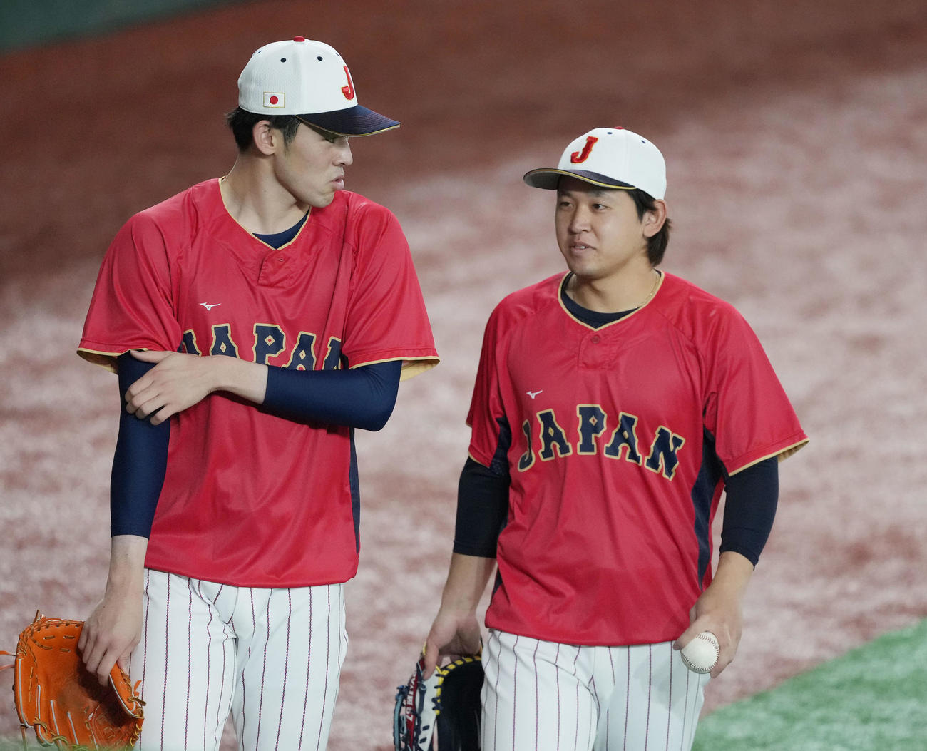 東京ドームでの全体練習で談笑する佐々木（左）と宮城（2023年3月14日撮影）
