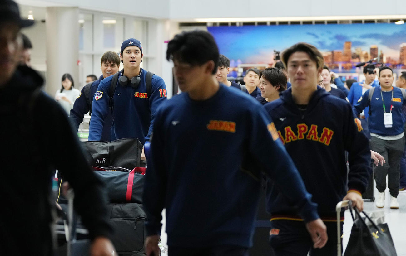 準決勝・決勝が行われる米国マイアミに到着し、荷物を運ぶ大谷（左から2人目）（撮影・菅敏）