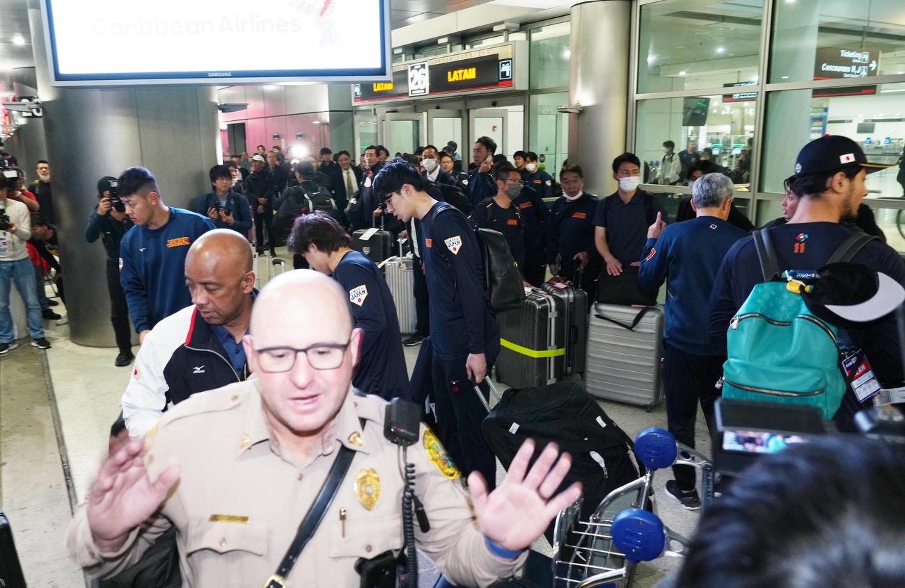 米国マイアミに到着し、警察官の護衛を受けながら空港を移動する侍ジャパンの選手たち。中央は佐々木、左端は岡本、右端はダルビッシュ（撮影・菅敏）