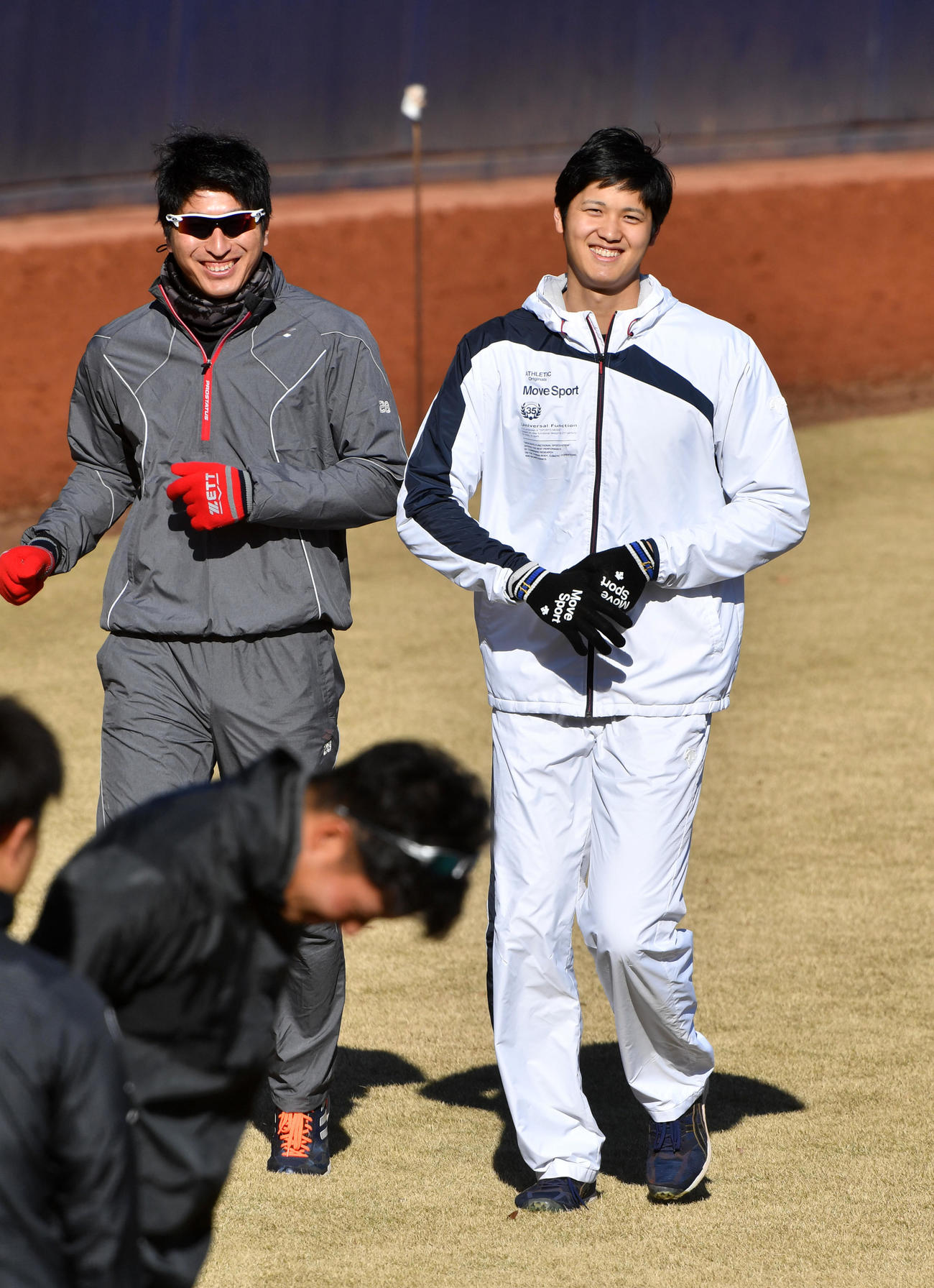 笑顔でランニングする大谷（右）と新垣氏（2017年12月12日撮影）