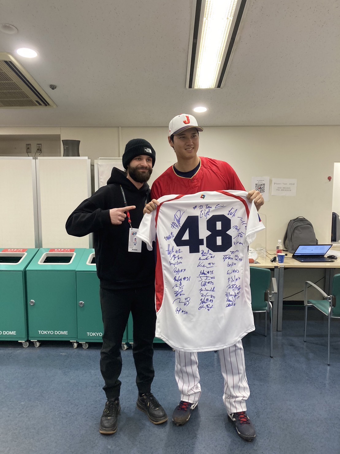 14日、大谷にチェコ代表メンバー全員のサインが入ったユニホームが贈られた。左はチェコ代表サトリア（田久保氏提供）