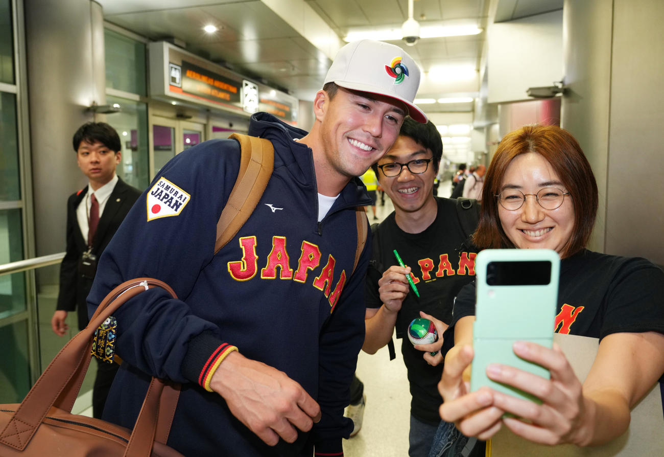 準決勝・決勝が行われる米国マイアミに到着し、ファンと記念写真に納まるヌートバー（左）（撮影・菅敏）