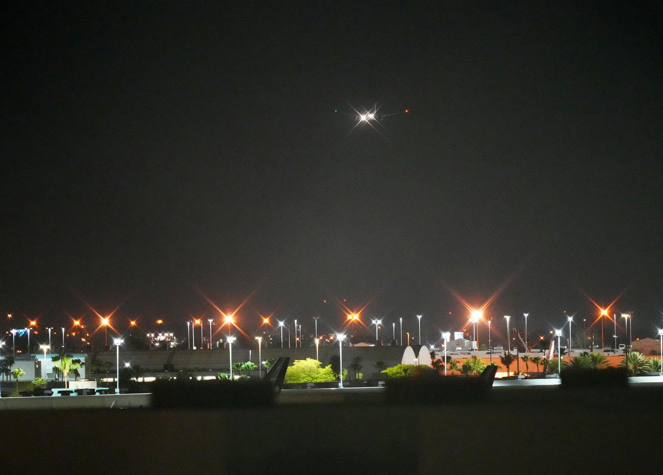 午前3時前、準決勝・決勝が行われる米国マイアミに着陸する日本選手らを乗せたチャーター機（撮影・菅敏）